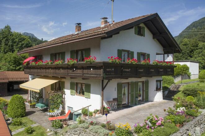 Hausansicht mit Terrasse