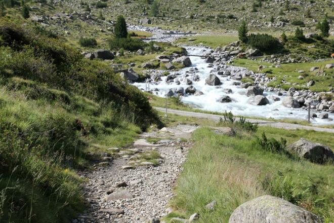 Weg über dem Zemmbach zur Waxeggalm
