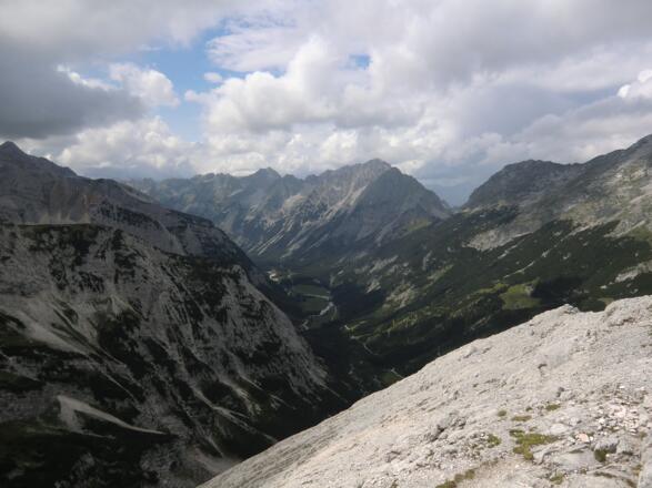 Blick vom Hochalmkreuz in Richtung Karwendeltal mit Bäralplkopf, Bäralplsattel, Raffelspitze und Hochkarspitze (Hintergrund v. r. n. l.)