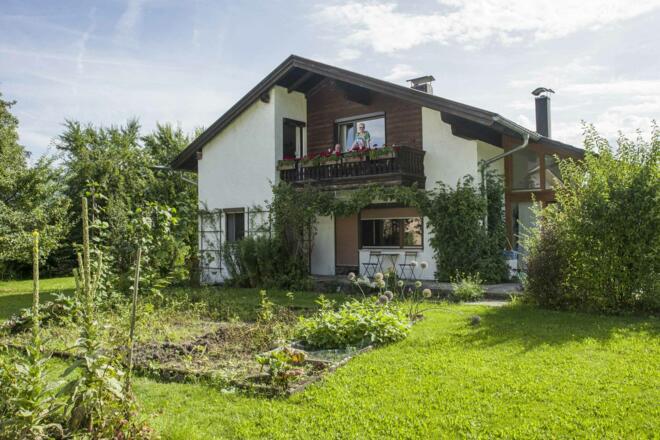 Hausansicht mit Garten