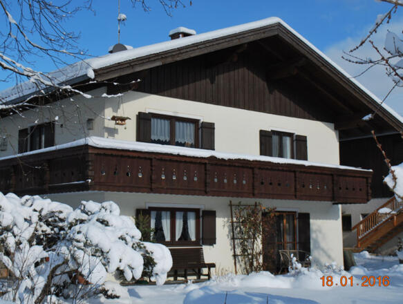 Hausansicht im Winter