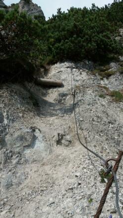 Eine weitere Drahtseilsicherung aufwärts.