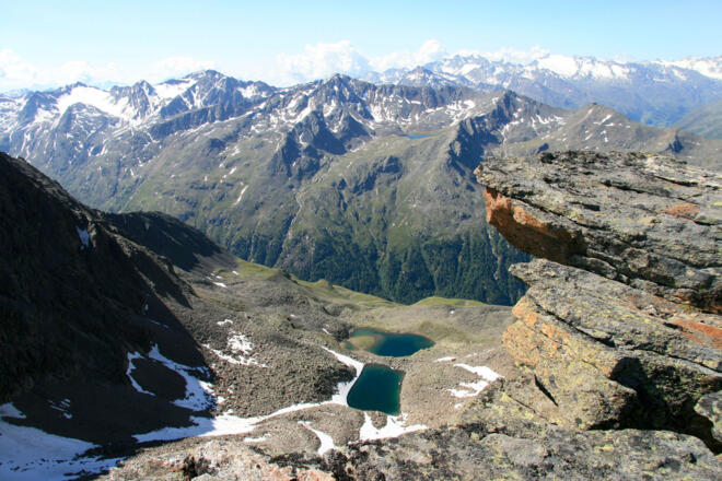Blick von der Himmelsleiter-Scharte zum Oberen Seekarsee (2827 m) und zum Seekarsee (2655 m). Im Hintergrund Wannenkogl (3088 m), Wannenkar und Wannenkarsee (2639 m)