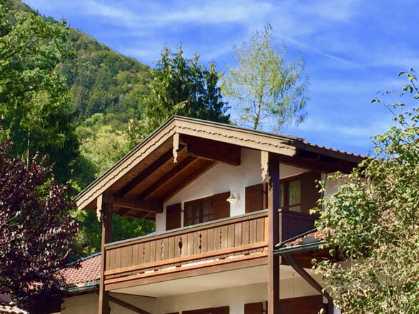 Hausansicht mit Balkon der Ferienwohnung