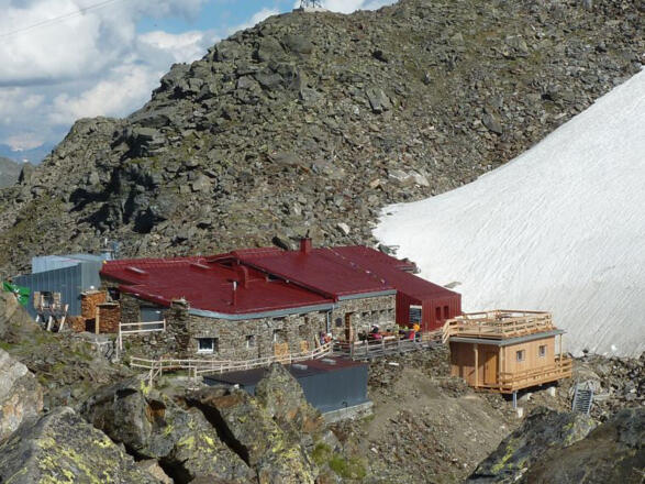 Glungezerhütte mit der neuen Schlafhütte &quot;TuXer&quot;