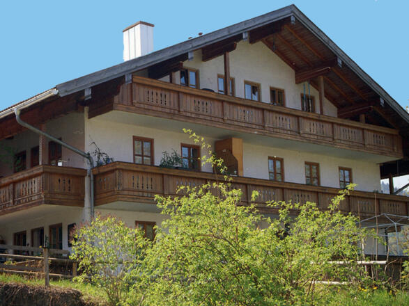 Hausansicht mit Blick auf Balkon