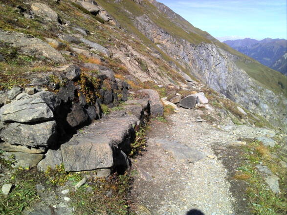 Steinbank am Wegrand