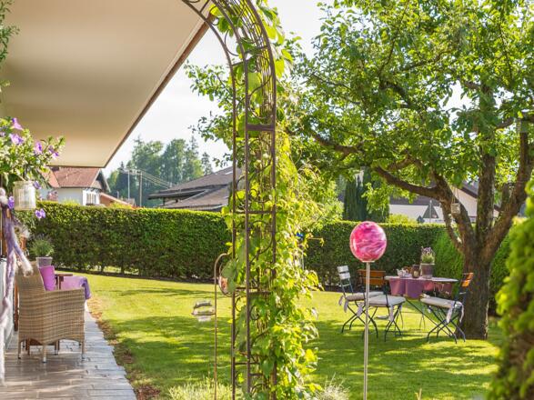 Garten mit Gartenmöbeln