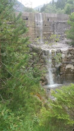Hohe &quot;Wehrmauer&quot; am Galinabach.