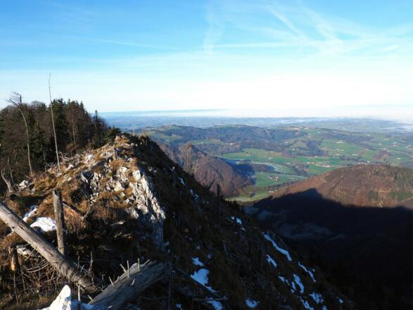 Blick vom Ostgipfel 1267m Richtung Gaisbergkreuz