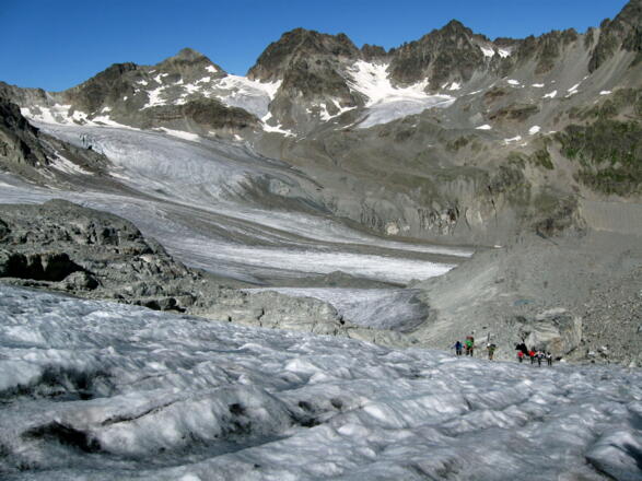 Blick zurück im Hintergrund die Tirolerscharte, Übergang zur Wiesbadener Hütte.