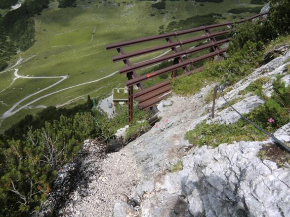Der drahtseilversicherte Aufstieg unmittelbar über dem Karwendelhaus