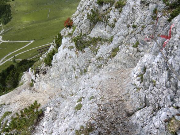 Der drahtseilversicherte Aufstieg unmittelbar über dem Karwendelhaus