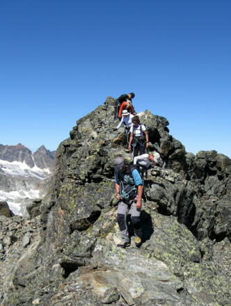 Trittsicherheit ist am Gipfel gefragt, die Gruppe befindet sich im Abstieg.