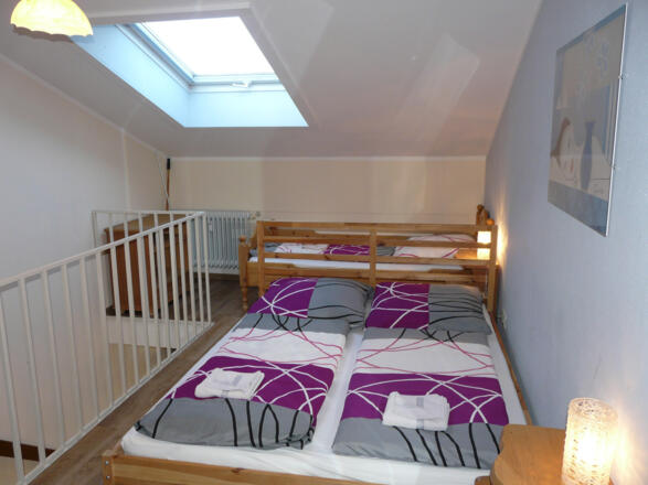 Schlafzimmer mit zusätzlichem Bett