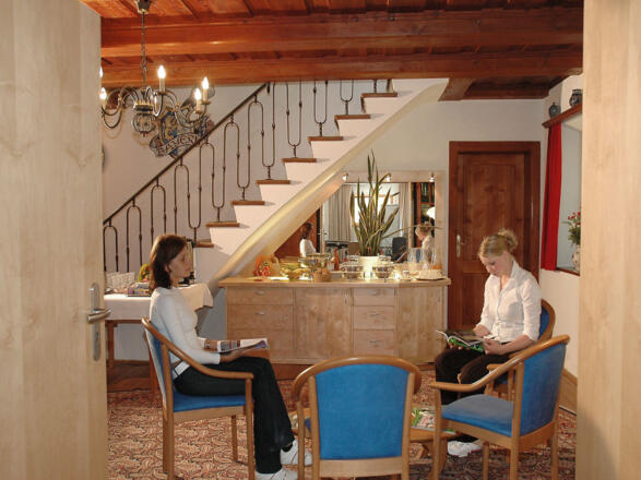 Aufenthaltsbereich mit Frühstück