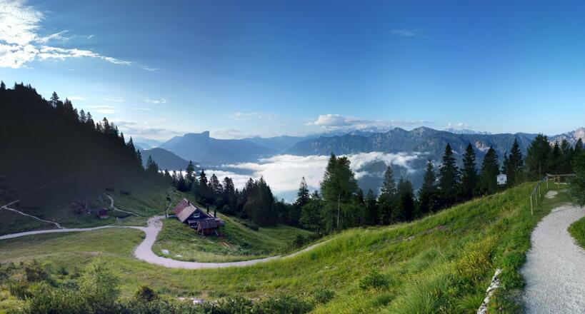 Katrin Almhütte mit Blick Richtung Dachstein