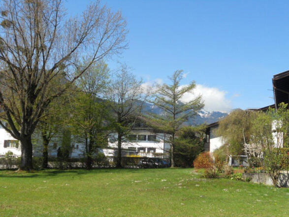 Blick vom Balkon in den Garten