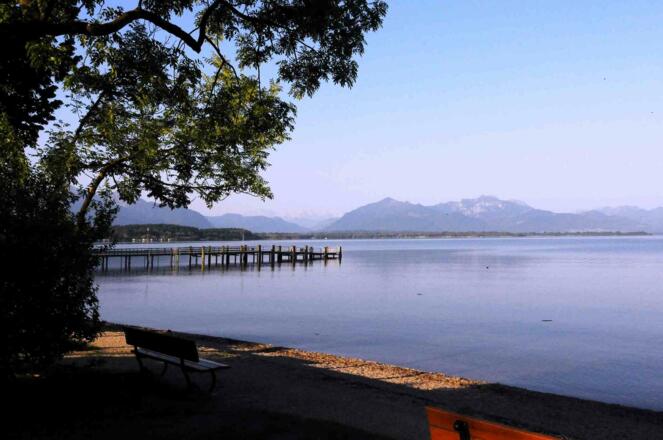 Chiemseeufer Chieming mit Sicht auf die Kampenwand