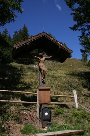Umrahmt von Nadelbäumen steht dieses schöne Gedenkkreuz bei der Loosbühlealm.