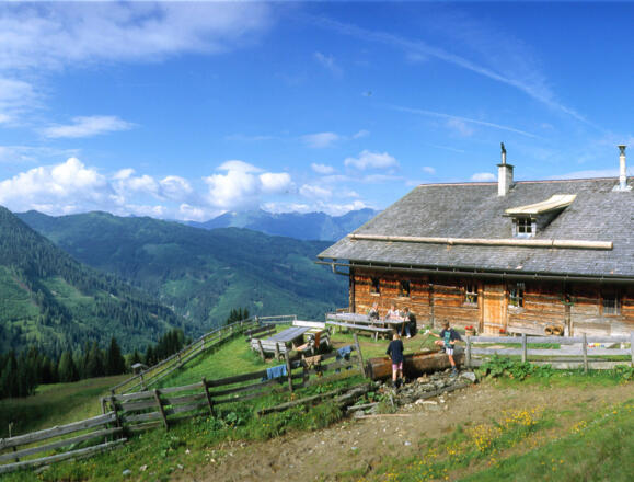 Die Aussicht von der urigen Ellmaualmhütte ist faszinierend.