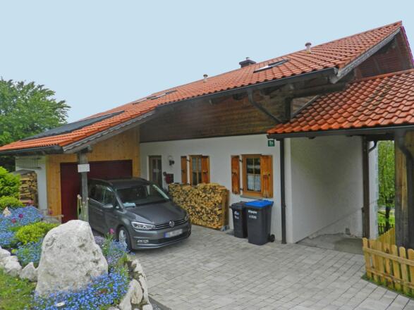 Hausansicht mit Treppenabgang rechts zur Ferienwohnung