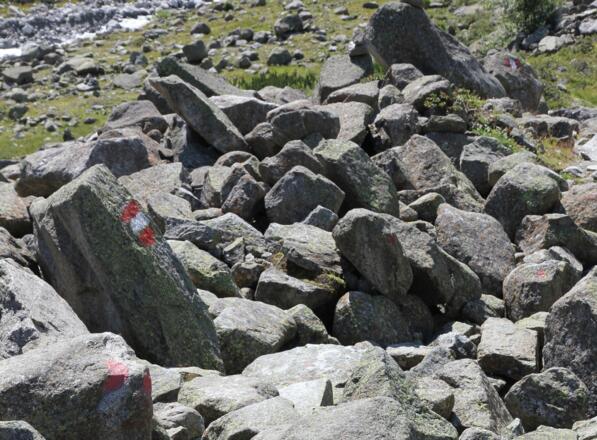 Blöcke in Bachnähe