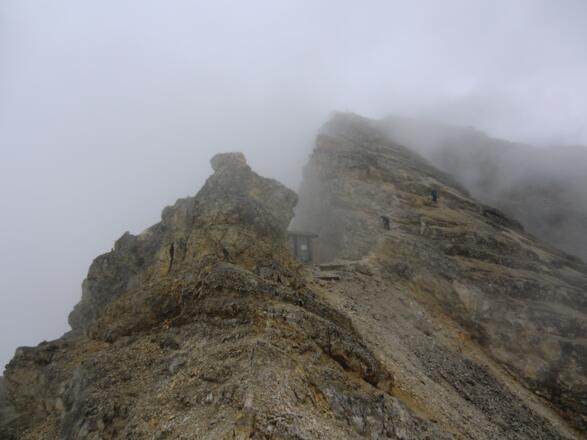 Am Schlauchkarsattel (2639 m) kurz vor der Birkkarspitze - Bildmitte die Birkkarhütte (Biwak)