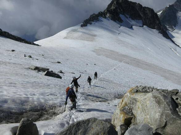 Vor dem Sattel links in die Felsen abbiegen