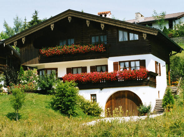 Hausansicht im Sommer