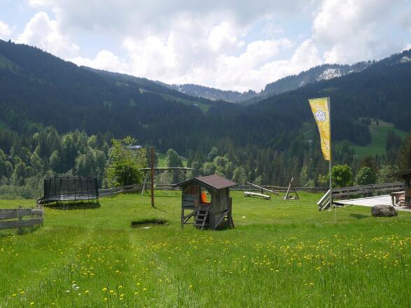 Sehr grosse Spielwiese mit &quot;flying fox&quot;