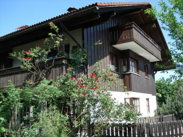 Hausansicht mit Rosen