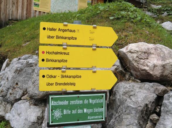 Wegweiser am Karwendelhaus