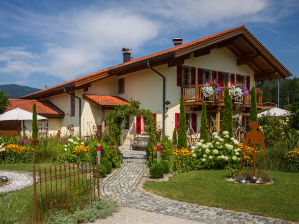 Hausansicht im Sommer