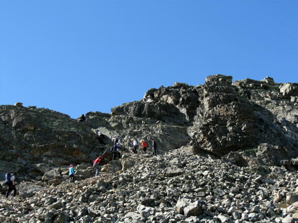 Vom Punkt 3.093 m blicken wir zur Schlüsselstelle der Gemsspitze. Kurz darauf erreichen wir den Gipfel (Rechts noch nicht im Bild)