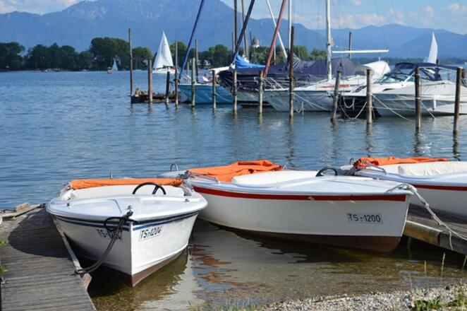 Blick mit Booten vom Hafen