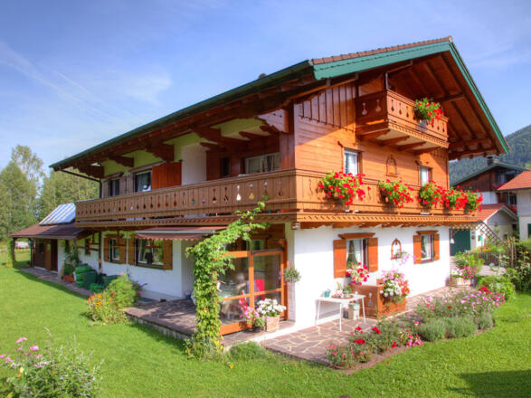 Hausansicht im Sommer