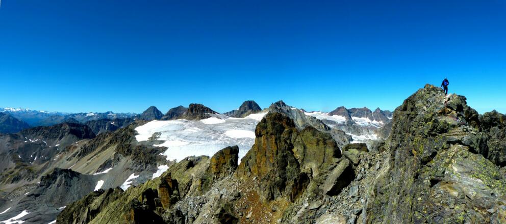 Gipfelpanorama mit Gemsspitze.