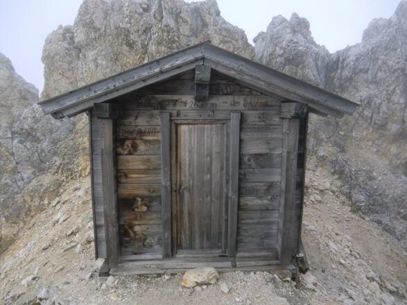 Die Birkkarhütte (Notbiwak) am Schlauchkarsattel