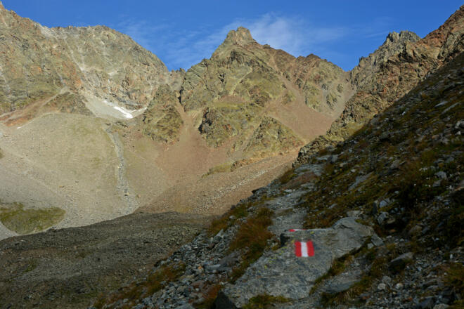 Der Aufstiegsweg zum Weißmaurachsee führt in zahlreichen Kehren hinauf zum See, Blick zum Ampferkogel