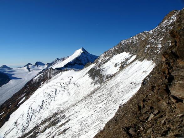 Abstieg: Firmisangrat mit Blick zum Schalfkogel