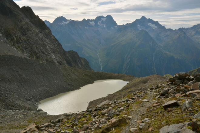 Blick auf den Weißmaurachsee, dahinter ragen im Kaunergrat auf: (v.l.n.r) Seekogel, Waze und Verpeilspitze