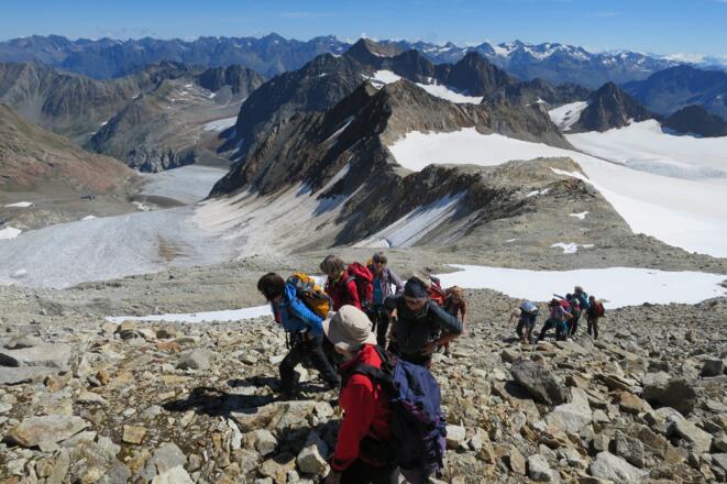 Blick zurück, in Bildmitte der Rechte Fernerkogel, links davon ganz klein die Braunschweigerhütte.