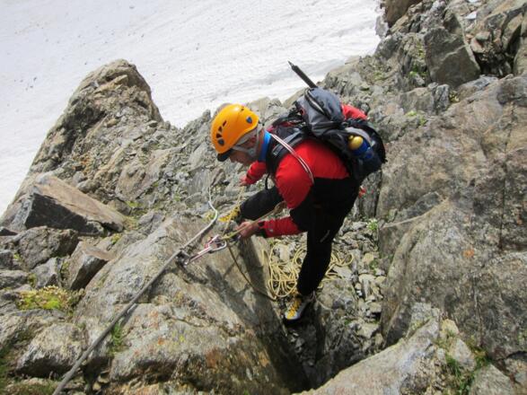 Standplatz am Ende der ersten Seillänge an einem soliden Bohrhaken (Verbundanker, Modell &quot;IQ&quot;).