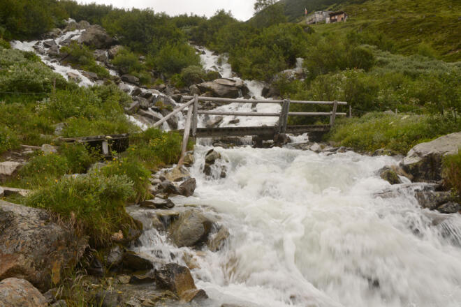 Holzbrücken führen über das Wildwasser unterhalb der Plangeroßalm