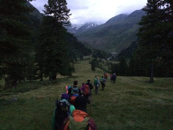 Zuerst über die Wiese in Richtung Gletscherstraße. 