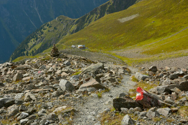 Ein gut begehbarer Weg führt von der Hütte hinauf zum See