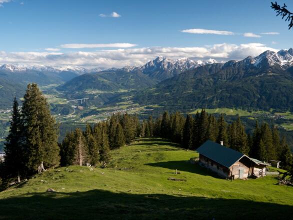 Die Achselbodenhütte und im Hintergrund die Kalkkögel
