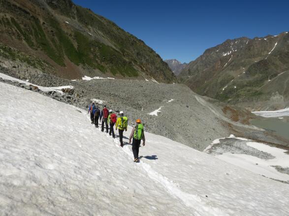 Auf ca. 2740 m quert man nach links zum ... 
