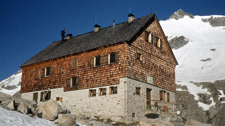 1980: Barmer Hütte mit Kaminkehrer; damals lag im Sommer mehr Schnee